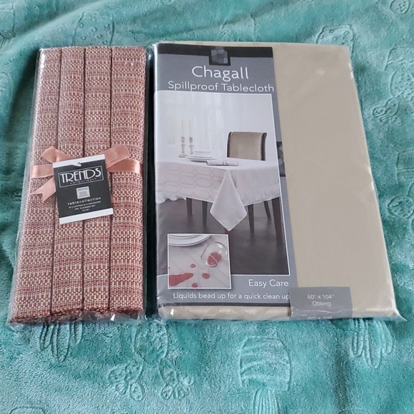 NWOT Tablecloth/Placemats Bundle - Picture 6 of 7